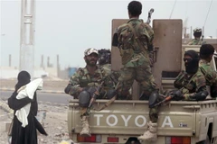 Các tay súng Yemen trung thành với liên quân Arab do Saudi Arabia đứng đầu tuần tra thành phố Aden. (Ảnh: AFP/TTXVN)