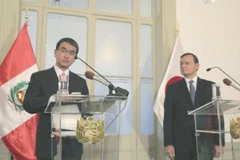 Ngoại trưởng Nhật Bản Taro Kono (trái) và người đồng cấp Peru Nestor Popolizio. (Nguồn: Kyodo)