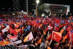 Những người ủng hộ Tổng thống Thổ Nhĩ Kỳ Recep Tayyip Erdogan tập trung mừng chiến thắng bên ngoài trụ sở Đảng AKP ở Ankara ngày 24/6. (Nguồn: THX/TTXVN)