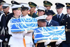 Chuyển hài cốt các binh sỹ Mỹ thiệt mạng trong cuộc Chiến tranh Triều Tiên từ máy bay quân sự C-17 tại Căn cứ Không quân Osan ở Pyeongtaek. (Nguồn: Yonhap/TTXVN)