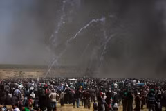 Xung đột giữa người biểu tình Palestines và binh sỹ Israel tại khu vực biên giới dải Gaza và Israel ngày 14/5. (Nguồn: THX/TTXVN)