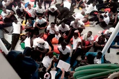 Người di cư trên tàu cứu hộ Aquarius. (Nguồn: CNN)