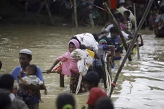 Người tị nạn Rohingya tới khu vực Kutupalong, Ukhia, Bangladesh ngày 20/9/2017, sau khi phải rời bỏ nhà cửa ở Rakhine, Myanmar. (Ảnh: AFP/TTXVN)