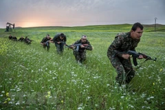 Các tay súng nước ngoài tham gia lực lượng YPG ở miền đông bắc Syria ngày 30/4/2015. (Nguồn: AFP/TTXVN)