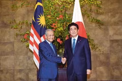 Thủ tướng Nhật Bản Shinzo Abe đã hội đàm với người đồng cấp Malaysia Mahathir Mohamad. (Nguồn: nst.com.my)