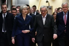 Chủ tịch Ủy ban châu Âu Jean-Claude Juncker (giữa) và Thủ tướng Anh Theresa May (trái) tại Brussels, Bỉ. (Ảnh: AFP/TTXVN)