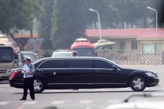 Chiếc xe được cho là chở nhà lãnh đạo Triều Tiên Kim Jong-un rời sân bay quốc tế Bắc Kinh, Trung Quốc ngày 19/6. (Nguồn: Ảnh: Yonhap/TTXVN)