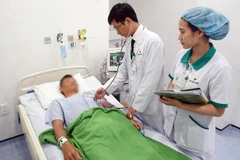 Bác sỹ đang kiểm tra sức khỏe cho bệnh nhân N sau khi được cấp cứu thành công. (Ảnh: Kiều Oanh/Vietnam+) 