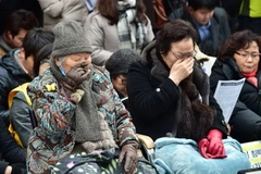 Các cụ bà Hàn Quốc từng một thời bị ép làm ''phụ nữ mua vui'' cho phátxít Nhật, dự lễ tưởng niệm tại Seoul. (Nguồn: Yonhap/TTXVN)