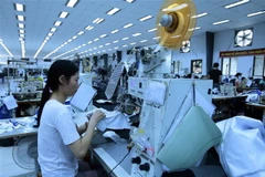 Sản xuất các mặt hàng may mặc xuất khẩu. (Ảnh: Phạm Kiên/TTXVN)