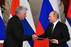 Tổng thống Nga Vladimir Putin (phải) và Chủ tịch Hội đồng Nhà nước và Hội đồng Bộ trưởng Cuba Miguel Diaz-Canel tại lễ ký tuyên bố chung sau cuộc hội đàm tại Moskva ngày 2/11/2018. (Ảnh: AFP/TTXVN)