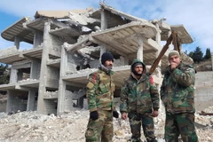 Binh sỹ Syria tuần tra tại thị trấn Rabia, tỉnh Latakia. (Ảnh: AFP/TTXVN)