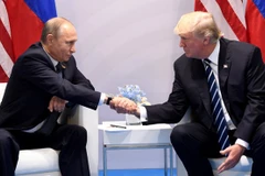 Tổng thống Mỹ Donald Trump (phải) và người đồng cấp Nga Vladimir Putin trong một cuộc gặp. (Nguồn: AFP)