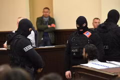 Đối tượng Salah Abdeslam (phải) tại phiên tòa ở Brussels, Bỉ ngày 5/2. (Nguồn: AFP/TTXVN)