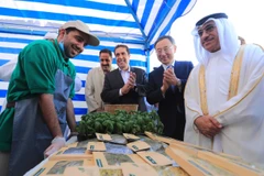 Chủ tịch KT Hwang Chang-gyu (thứ hai từ phải sang) và các quan chức hai nước chào mừng khai trương một trang trại thông minh ở Sharjah, UAE. (Nguồn: koreajoongangdaily.joins.com)