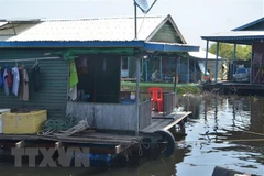 Nhà nổi của gia đình người gốc Việt tại huyện Boribor. (Ảnh minh họa. Nguồn: TTXVN)