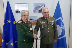 Chủ tịch Ủy ban Quân sự Liên minh châu Âu Mikhail Kostarakos tiếp Thứ trưởng Nguyễn Chí Vịnh. (Ảnh: TTXVN/phát)