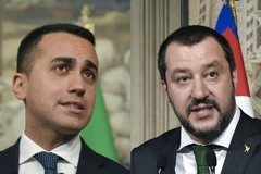 Lãnh đạo M5S Luigi Di Maio (trái) và lãnh đạo đảng cực hữu Liên đoàn Matteo Salvini (phải). (Nguồn: AFP/TTXVN)