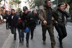 Cảnh sát Thổ Nhĩ Kỳ bắt giữ các đối tượng tình nghi có liên hệ với lực lương ủng hộ giáo sỹ Guleni tại Ankara. (Ảnh: AFP/TTXVN)