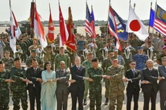 Đại diện các nước tham dự lễ mở màn cuộc tập trận "Hổ mang Vàng" ở U-Tapao, Thái Lan ngày 13/2/2018. (Nguồn: Kyodo/TTXVN)