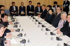 Thủ tướng Nhật Bản Shinzo Abe (thứ tư, trái) gặp thân nhân những người bị bắt cóc tại Tokyo ngày 2/4/2015. (Nguồn; Kyodo/TTXVN) 