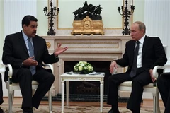 Tổng thống Nga Vladimir Putin (phải) và Tổng thống Venezuela Nicolas Maduro (trái) trong cuộc gặp tại Moskva, Nga, ngày 4/10/2017. (Ảnh: AFP/TTXVN)
