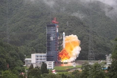 Tên lửa đẩy Trường Chinh-3B mang theo 2 vệ tinh Bắc Đẩu-3 rời bệ phóng ở Tứ Xuyên, Trung Quốc ngày 29/7. (Ảnh: THX/TTXVN)