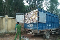 Một xe tải chở chất thải là bao nilon, giấy chà nhám bị bắt giữ. (Ảnh: Công Phong/TTXVN)
