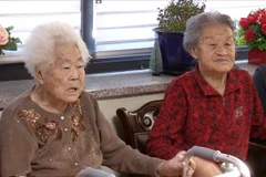 Các nạn nhân bị bắt làm "phụ nữ mua vui" theo dõi báo cáo về thỏa thuận Hàn Quốc-Nhật Bản tại Gwangju, phía đông Seoul năm 2017. (Nguồn: YONHAP/TTXVN)