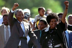 Cố Tổng thống Nam Phi Nelson Mandela và vợ. (Nguồn: Reuters)