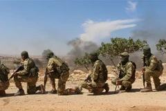Các tay súng nổi dậy thuộc Mặt trận Giải phóng Quốc gia (NLF) ở Syria trong một buổi huấn luyện ở tỉnh Idlib ngày 11/9. (Ảnh: AFP/TTXVN)