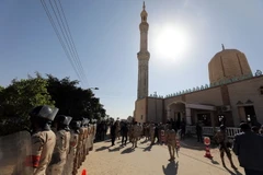 Binh sỹ và cảnh sát Ai Cập gác tại Bir al-Abed, Bắc Sinai. (Nguồn: THX/TTXVN)