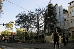 Cảnh sát Indonesia gác tại tại hiện trường vụ nổ bom ở Đông Java ngày 13/5. (Nguồn: EPA-EFE/TTXVN)