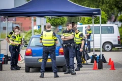 Cảnh sát Hà Lan kiểm tra an ninh tại khu vực Elslooto ngày 29/5. (Ảnh: AFP/TTXVN)