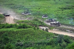 Xe tăng quân sự tham gia một cuộc diễn tập tại khu vực Sakhalin, vùng Viễn Đông Nga. (Ảnh: AFP/TTXVN)