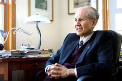 Nhà sinh vật học biển Osamu Shimomura. (Nguồn: asahi.com)