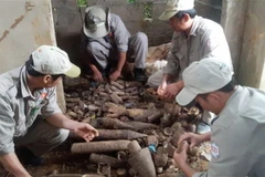 Đội rà phá bom mìn lưu động tỉnh Quảng Trị đang tiến hành xử lý số vật liệu nổ. (Ảnh: Thanh Thủy/TTXVN)