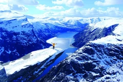 Khám phá vẻ đẹp hùng vĩ của 'Lưỡi Quỷ' Trolltunga vào mùa Đông