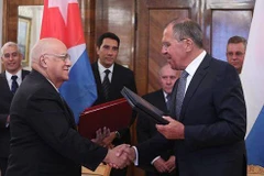 Phó Chủ tịch Hội đồng Bộ trưởng Cuba Ricardo Cabrisas và Ngoại trưởng Nga Sergei Lavrov. (Nguồn: cubadebate.cu)