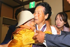 Cụ Kang Jung-ok (trái), 100 tuổi, sống ở Hàn Quốc gặp lại em gái Kang Jong Hwa (giữa), 85 tuổi, sống ở Triều Tiên tại cuộc đoàn tụ gia đình ly tán ở núi Kumgang ngày 24/8. (Ảnh: AFP/TTXVN)
