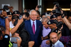 Cựu Thủ tướng Malaysia Najib Razak (giữa) bị triệu tập tới Tòa thượng thẩm Kuala Lumpur ngày 4/7. (Ảnh: THX/TTXVN)