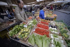 Trong ảnh: Một khu chợ ở Rome, Italy. (Ảnh: AFP/TTXVN)