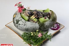 Thành phẩm món gà đen tần bí.