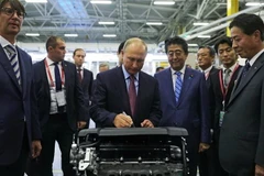 Tổng thống Nga Vladimir Putin (giữa, trái) và Thủ tướng Nhật Bản Shinzo Abe (giữa, phải) thăm Nhà máy sản xuất xe Mazda Sollers liên doanh giữa Nga và Nhật Bản tại Vladivostok ngày 10/9. (Ảnh: AFP/TTXVN)