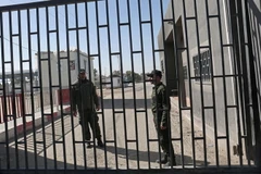 Lực lượng an ninh Palestine gác tại khu vực cửa khẩu Kerem Shalom sau khi cửa khẩu này bị Israel đóng cửa. (Nguồn: AFP/TTXVN)