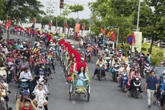 Diễu hành xe hoa chào mừng Hà Tiên lên thành phố. (Ảnh: Hồng Đạt/TTXVN)