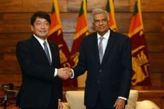 Bộ trưởng Quốc phòng Nhật Bản Itsunori Onodera (trái) và Thủ tướng Sri Lanka Ranil Wickremesinghe. (Nguồn: AP)