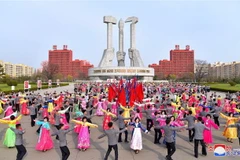 Người dân Triều Tiên múa hát tại một lễ kỷ niệm ở Bình Nhưỡng. (Nguồn: Yonhap/TTXVN)