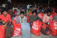 Ngư dân Ấn Độ sau khi được cơ quan chức năng Pakistan trả tự do tới nhà ga Lahore để quay về Ấn Độ năm 2017. (Nguồn: AFP/TTXVN)