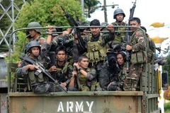 Binh sỹ Philippines tuần tra tại Marawi , đảo Mindanao, miền nam Philippines. (Nguồn: AFP/TTXVN)